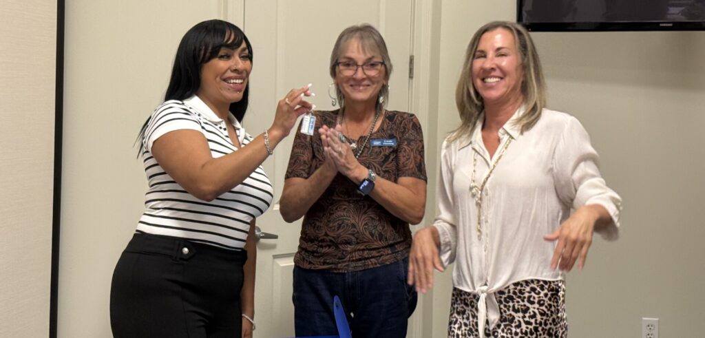 Betzaida receives keys (4) August 29 Alexander Ave Closings